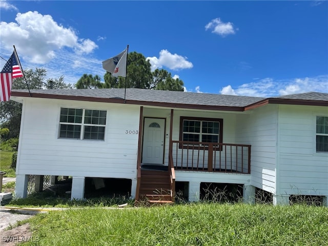 single story home with covered porch