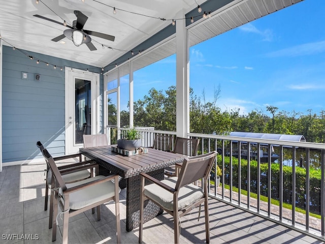 sunroom with ceiling fan