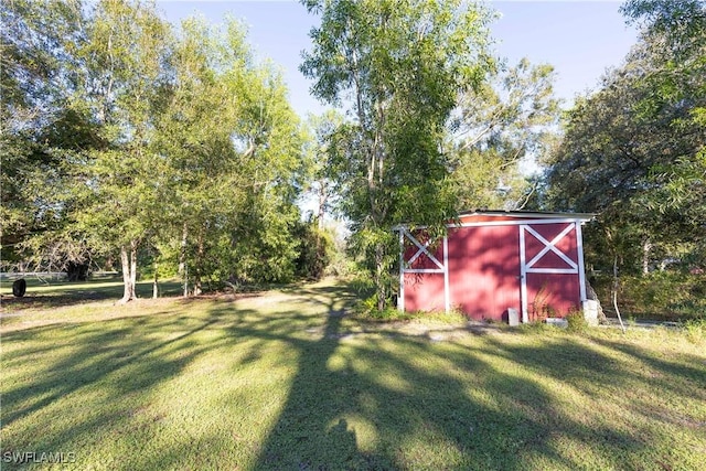 view of yard featuring a storage shed