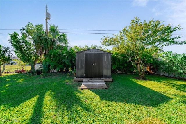 view of yard featuring a storage shed