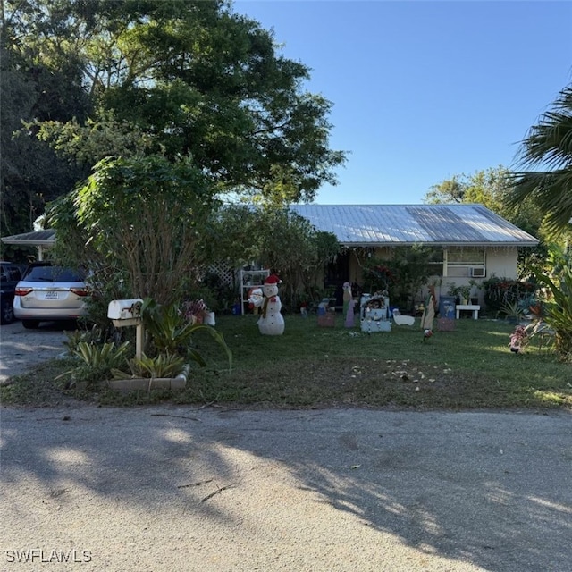 view of front facade featuring a front yard