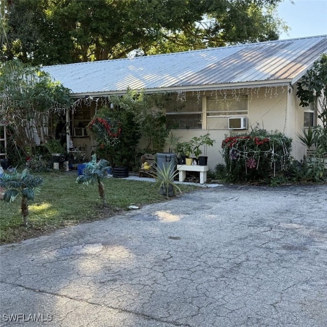 view of front of property with a front lawn