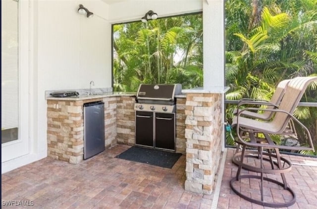 view of patio with an outdoor kitchen and grilling area