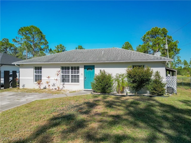 single story home featuring a front lawn