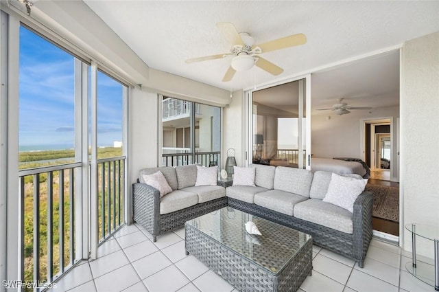 sunroom with ceiling fan