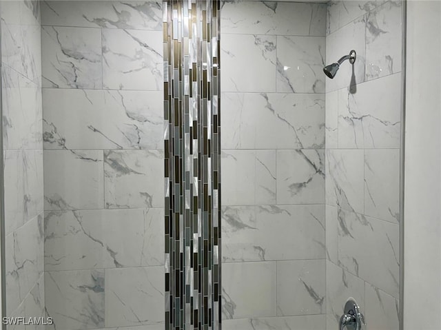 bathroom featuring a tile shower