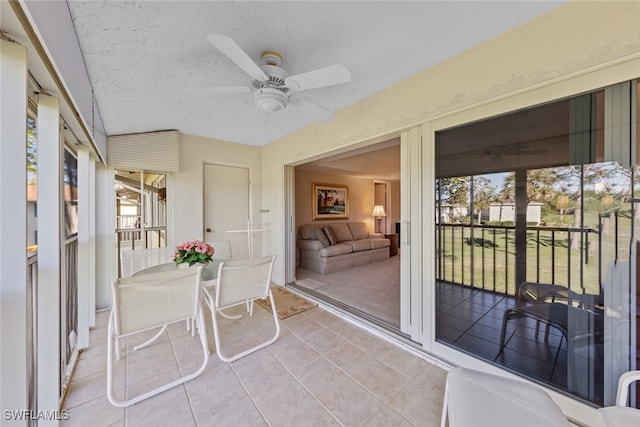 sunroom with ceiling fan