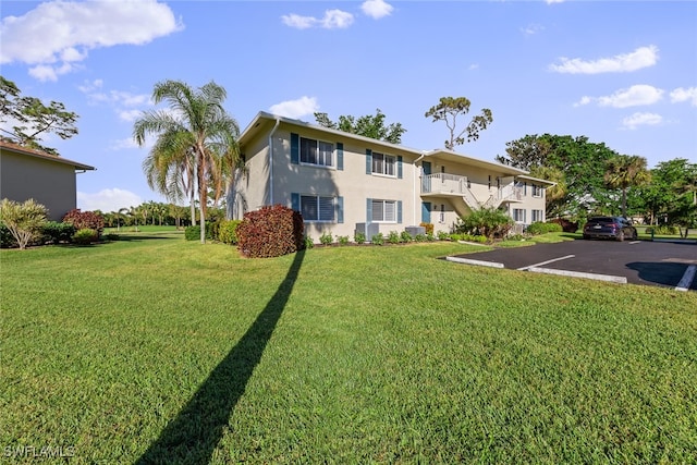 view of front facade featuring a front lawn