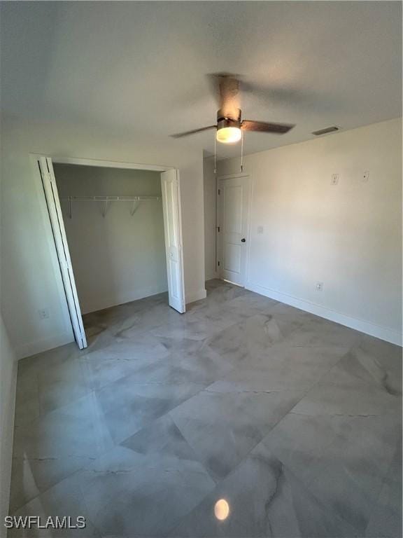 unfurnished bedroom featuring ceiling fan and a closet