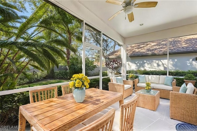 sunroom with ceiling fan