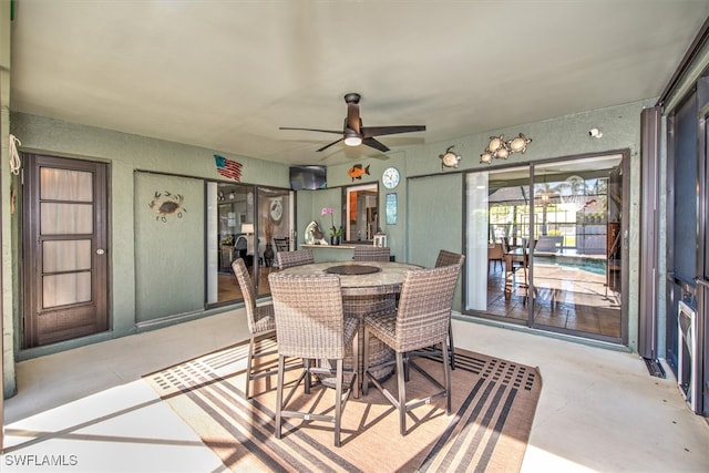 sunroom with ceiling fan