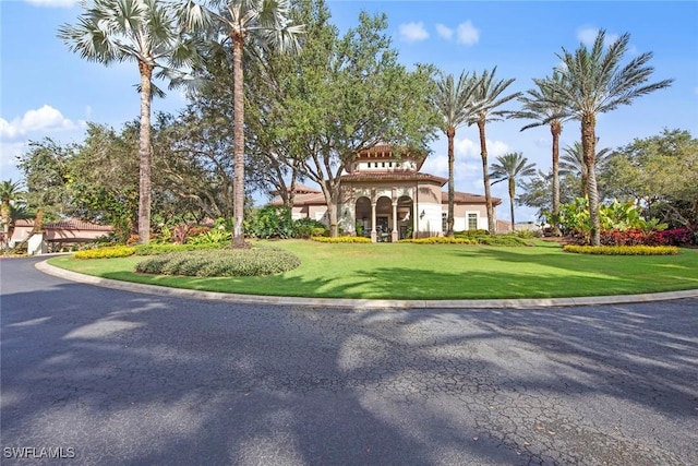 view of front of home featuring a front lawn