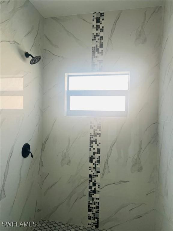 bathroom featuring tiled shower