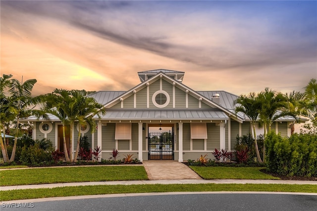 view of front of property featuring a lawn