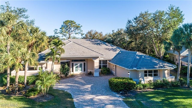 single story home with a front lawn