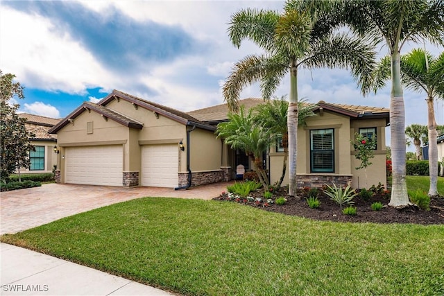 view of front of home featuring a front yard and a garage