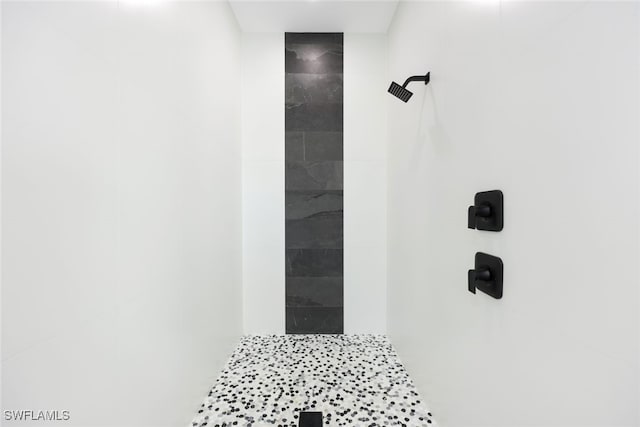 bathroom featuring tiled shower