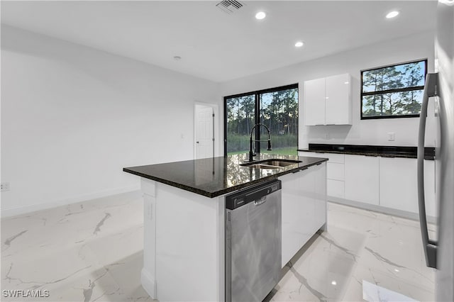 kitchen with dishwasher, sink, plenty of natural light, a kitchen island with sink, and white cabinets