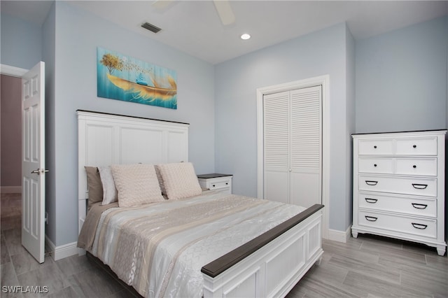 bedroom featuring light wood-type flooring, a closet, and ceiling fan