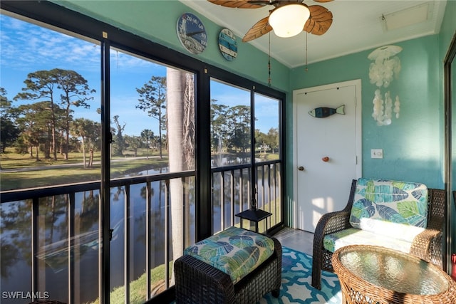 sunroom with ceiling fan