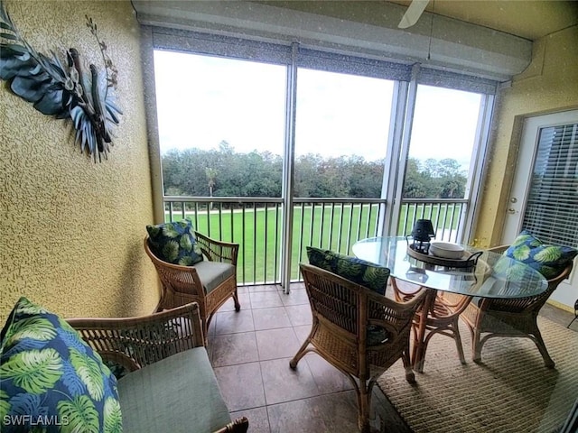 sunroom with ceiling fan