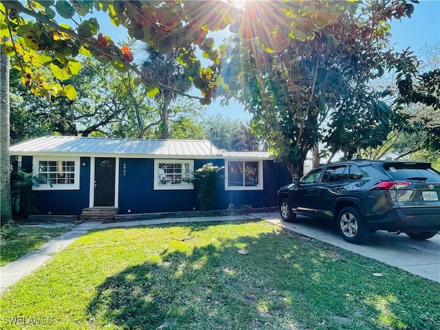 view of front of house with a front lawn