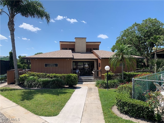 view of front of property with a front yard