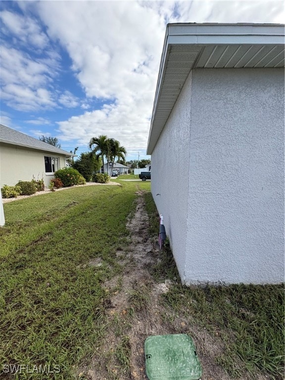 view of side of property featuring a lawn