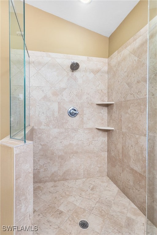 bathroom featuring tiled shower