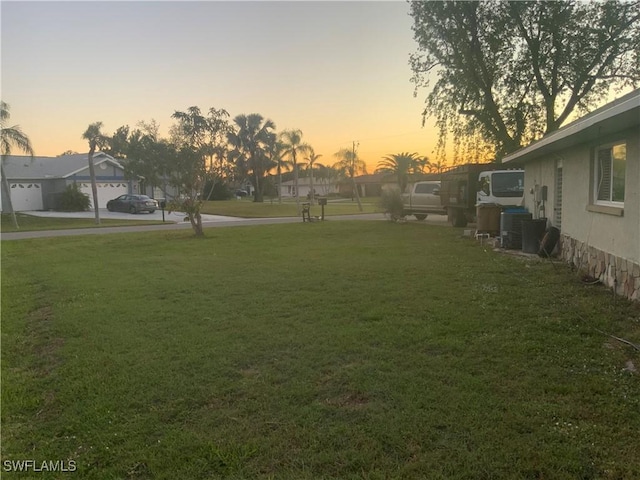 view of yard at dusk