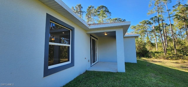 view of side of property featuring a yard