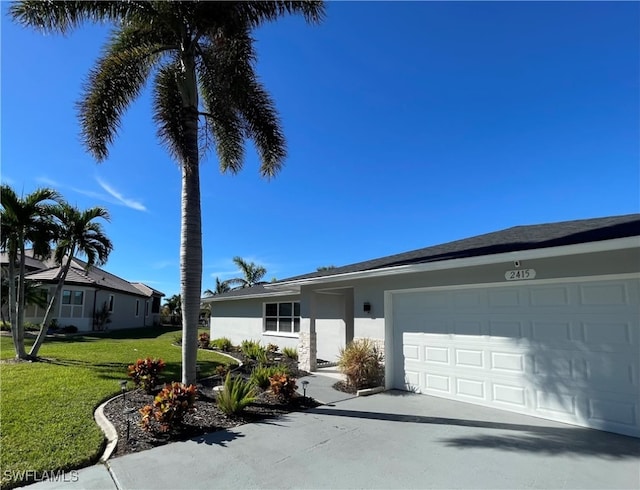 single story home featuring a front lawn