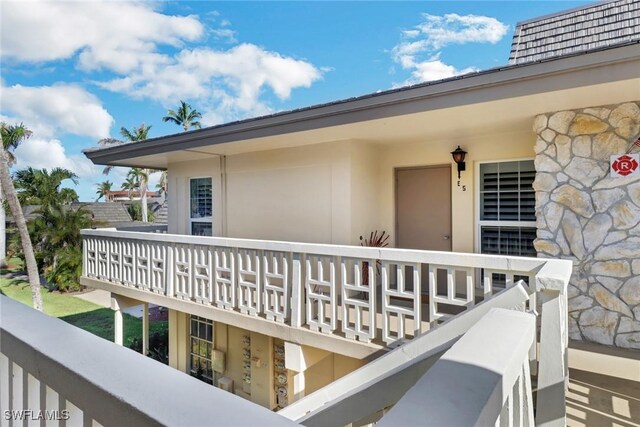 property entrance featuring a balcony