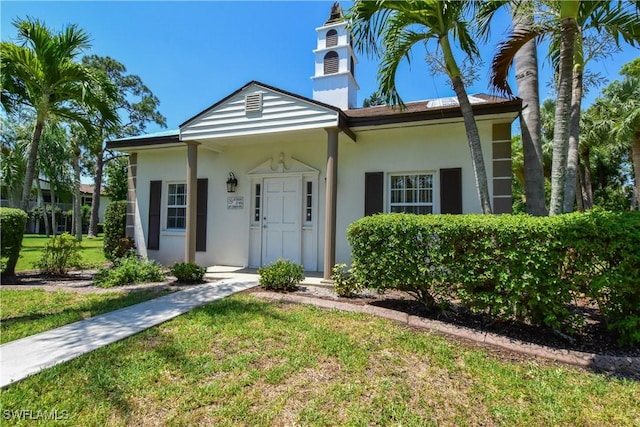 view of front of house featuring a front lawn