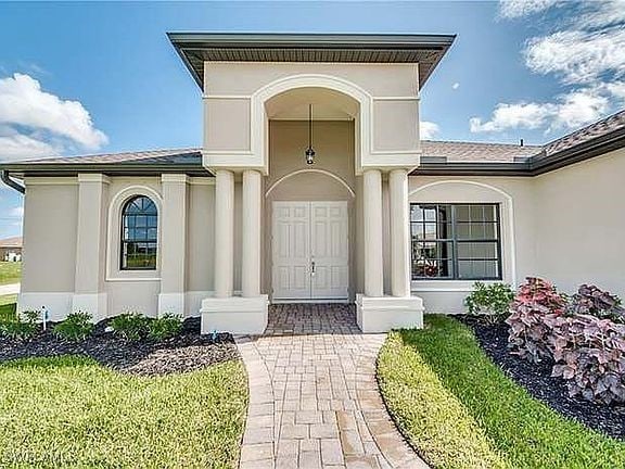 entrance to property featuring stucco siding