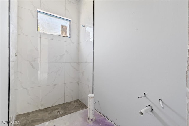 bathroom featuring tiled shower