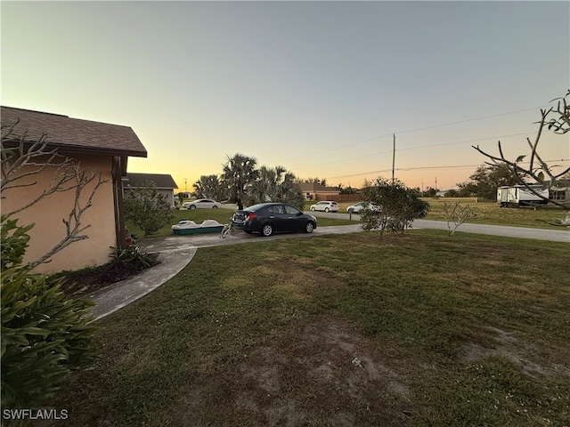 view of yard at dusk