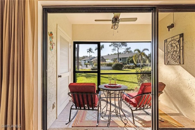 sunroom with ceiling fan