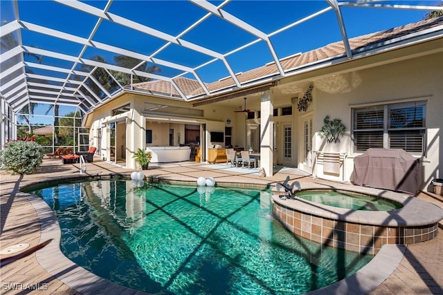 view of pool featuring a lanai, a patio area, an in ground hot tub, and ceiling fan