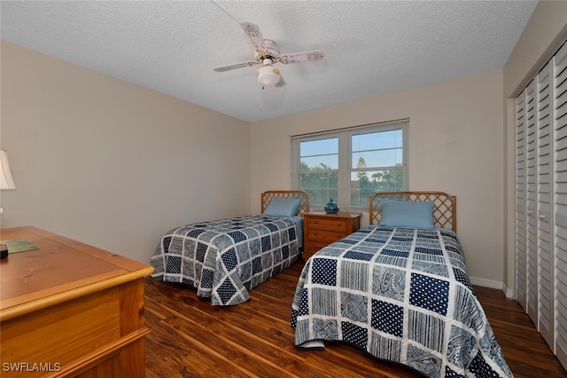 bedroom with dark hardwood / wood-style flooring, a textured ceiling, a closet, and ceiling fan