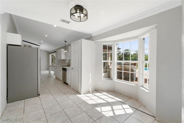 kitchen featuring stainless steel appliances, a sink, visible vents, white cabinets, and light countertops