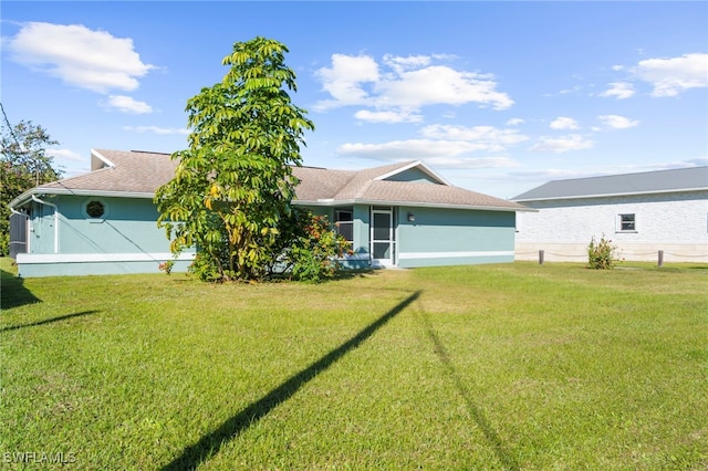 view of front facade with a front lawn