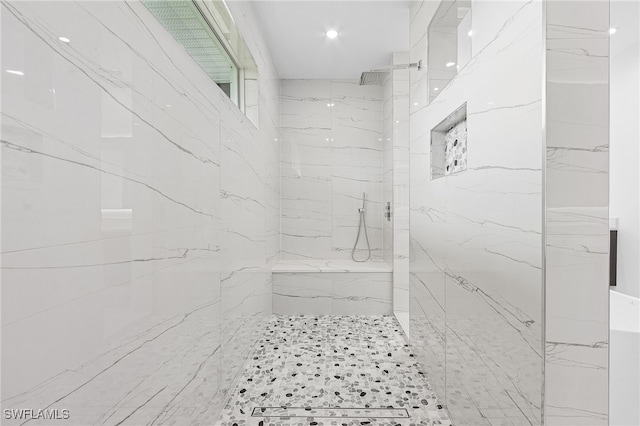 bathroom featuring a tile shower