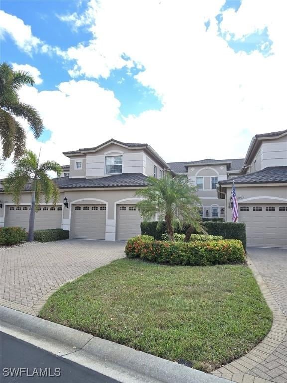 view of front of home featuring a garage and a front yard