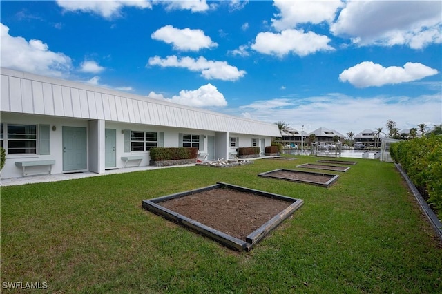 view of property's community featuring a lawn