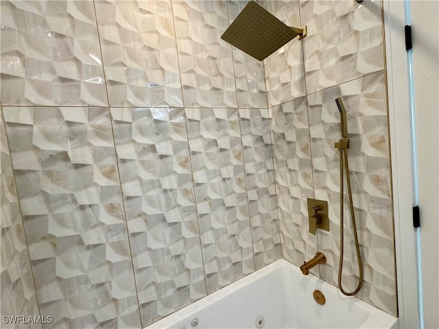 bathroom with tiled shower / bath