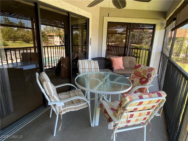 sunroom with ceiling fan