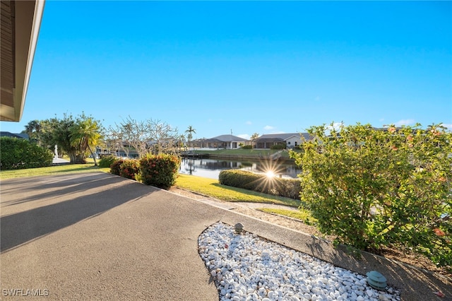 view of yard featuring a water view