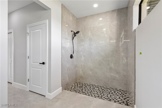 bathroom featuring a tile shower