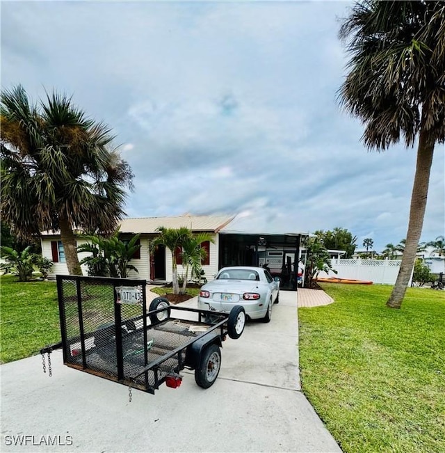 view of front of property featuring a front yard